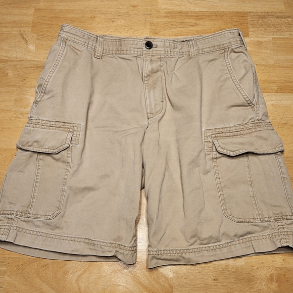 Izod Other - IZOD Men's Khaki Cargo Shorts, Size 32